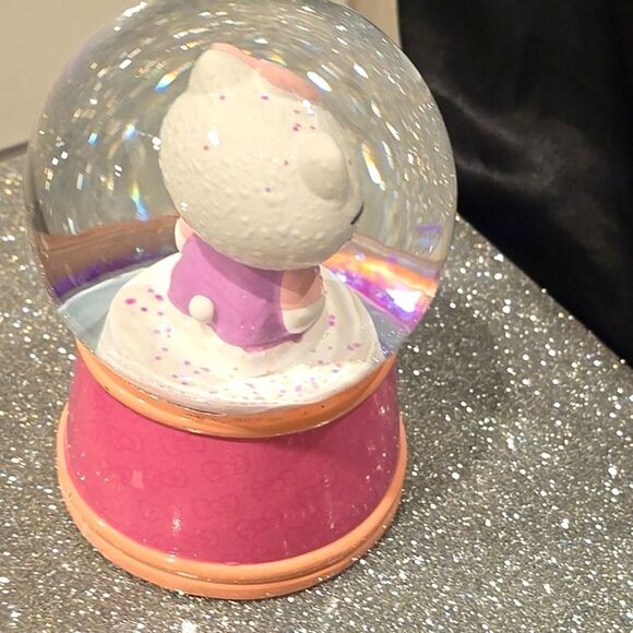 Hello Kitty By Sanrio Pink Glitter Snow Globe - Picture 7 of 8